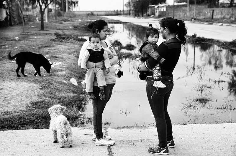 Dans le quartier Eva Peron, à San Luis, Jimena Robira et Carina Soto passent leurs journées à empêcher leurs enfants d'aller jouer dans l'eau poisseuse qui remonte partout. Une odeur pestilentielle enveloppe l'endroit. Photo: Pablo E. Piovano